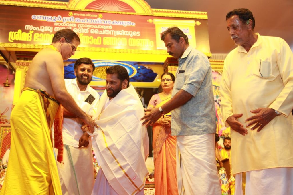Receiving award from Sri samboojya swami uthichaythanyag